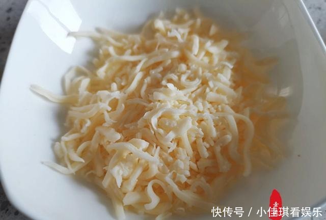 用薯泥制作甜品，过年的时候与家里的小孩一起动手，乐趣多多