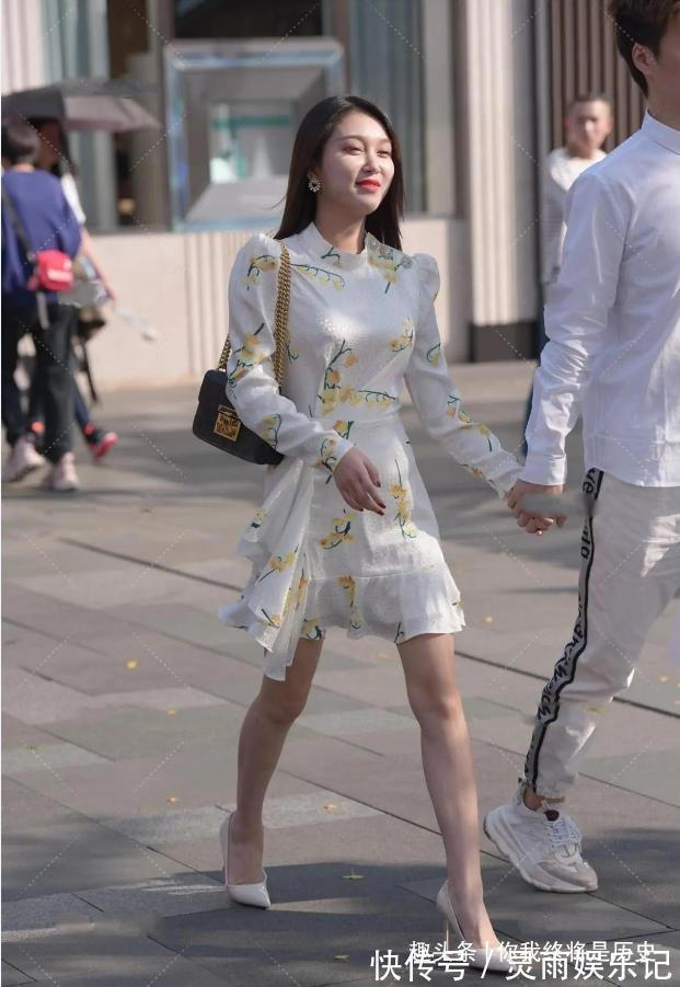 女孩 气质女孩这样穿,白色连衣裙搭配尖头高跟,瞬间凸显个人魅力