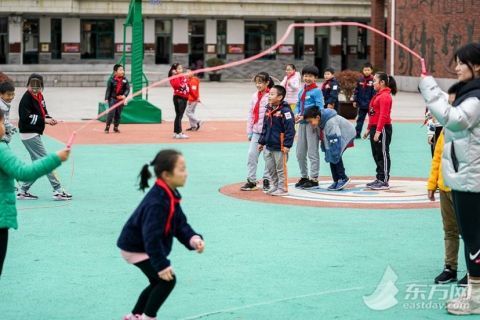 家门口|家门口的体育特色学校｜每个学生书包里都有一根跳绳