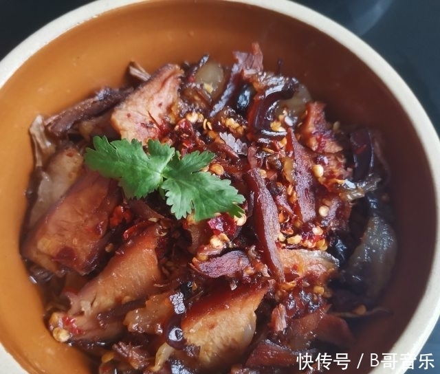  腊肉蒸干豆角，香喷喷的，最下饭