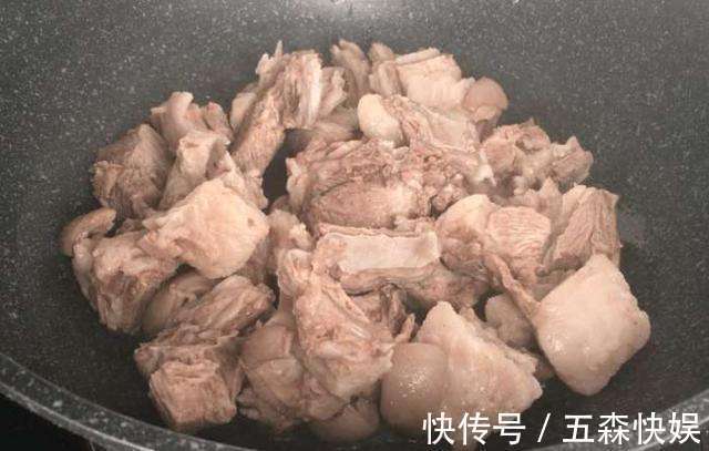 膻味|冬天要常吃羊肉，炖羊肉时，别放太多料，3样就够了，汤鲜无膻味