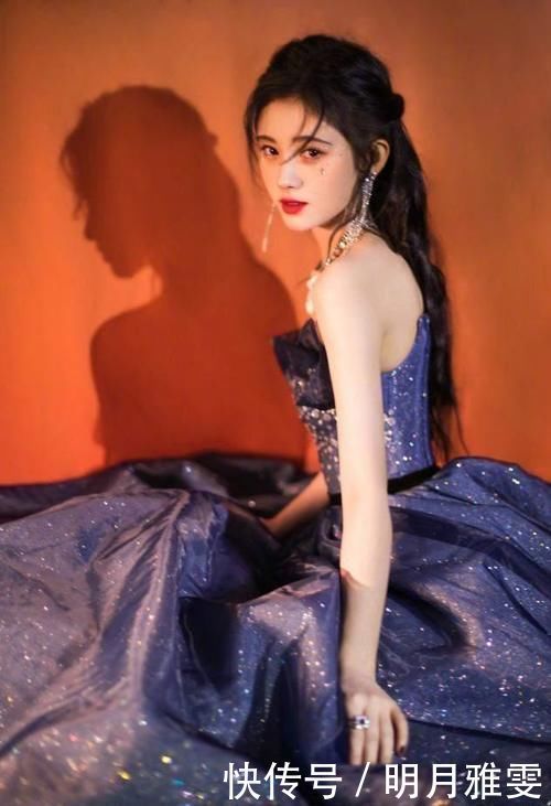 丸子头|马尾辫已经落伍了!2021年最流行这3款“扎发”,时髦显脸小