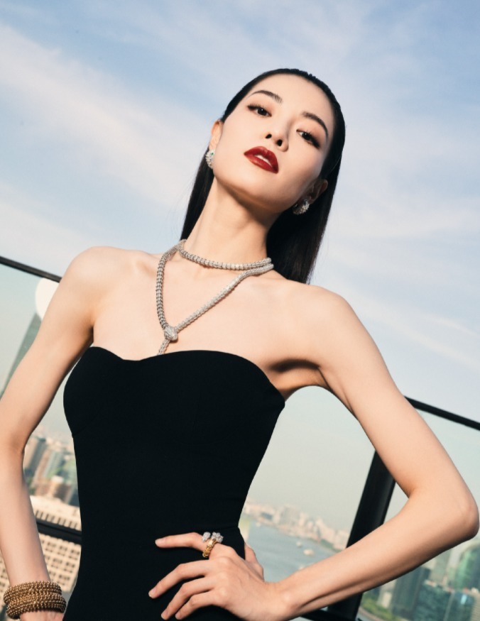 国际范|钟楚曦的“腰臀比”太完美,穿黑色抹胸礼服高贵精致,国际范十足