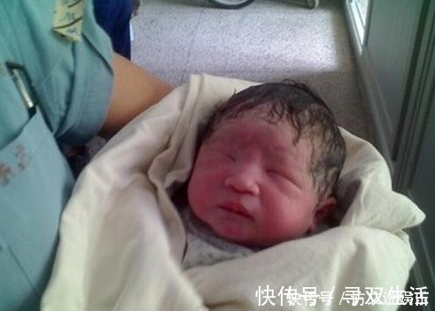 婴儿|望着刚出生的婴儿,宝妈说了句真丑,后果是立即遭到了宝宝的报复