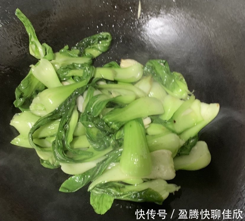  炒的青菜不好吃？学会这2招，成品翠绿爽口超有食欲，不比饭店差