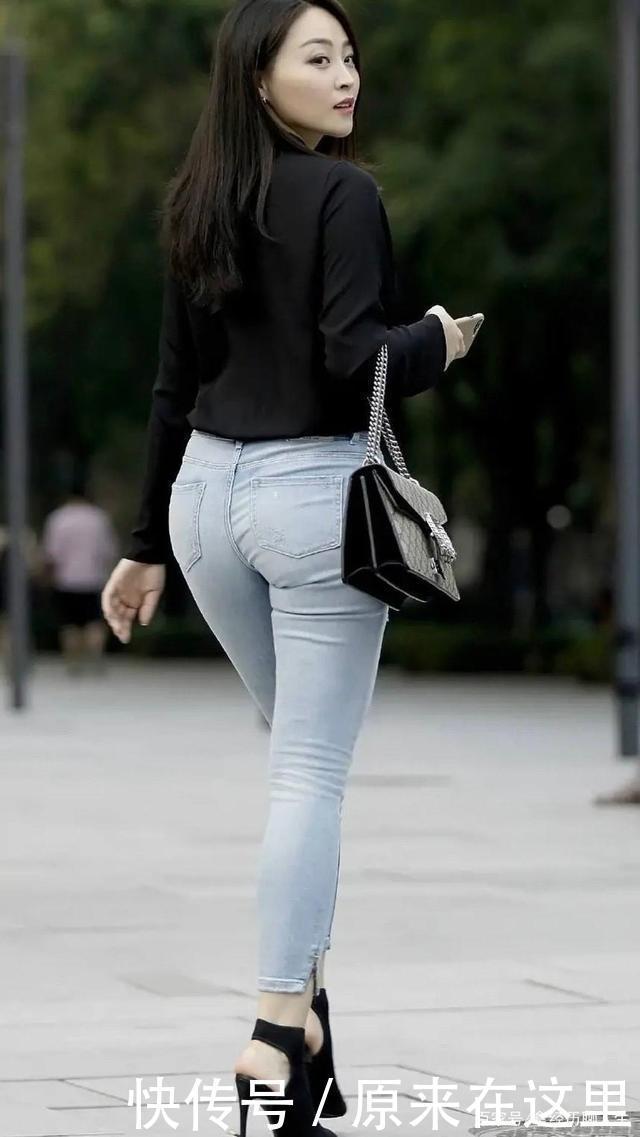 牛仔裤看上去很有文艺范,简约大气,是时下流行的一款潮流单品