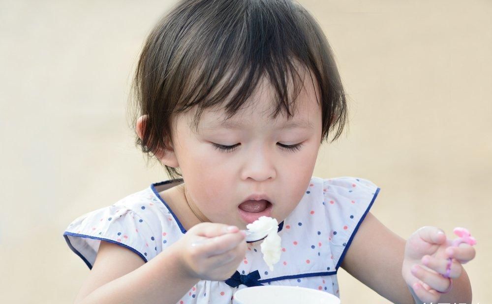 宝宝|别怕脏,请多让宝宝练习抓东西吃,对脑部好处多多!
