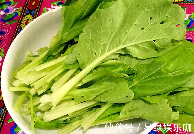 危害|有虫眼的蔬菜才安全?警惕虫眼菜三大危害,别去了医院还蒙在鼓里