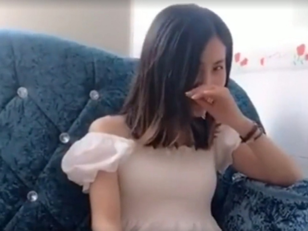 小家伙|宝宝帮小姨提袖子,认真的表情好有趣,网友直呼都快笑喷了