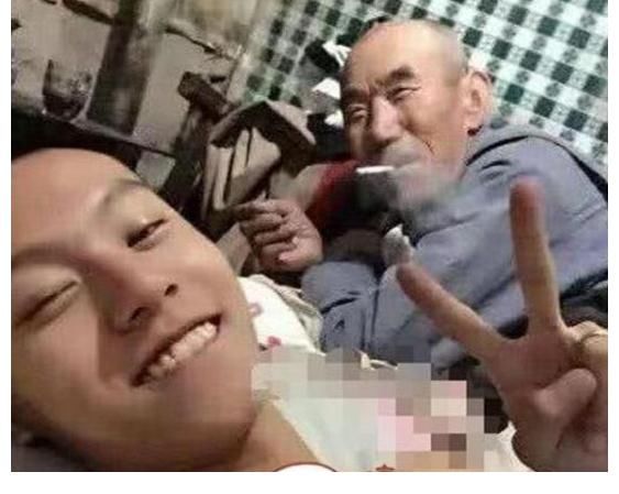 《变形记》城市少年，为救穷爷爷卖掉自己8万金项链，今如何了