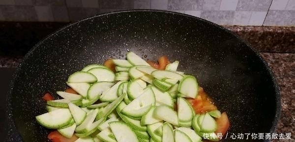 春末遇到此菜别手软,堪称植物“美白丸”,常吃晒黑的皮肤也白了