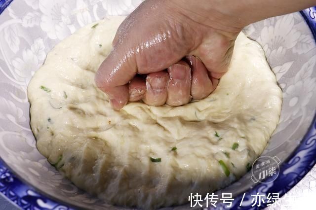 葱油饼的正确做法，不揉面不擀面，蓬松不油腻，比油条简单还好吃