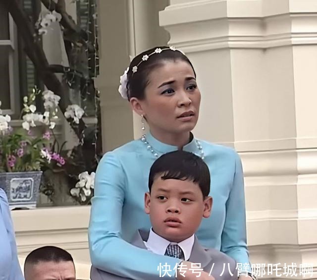 造型|泰国王后造型翻车!蓝色眼影搭配粉色腮红太土了,珍珠发夹也雷人!