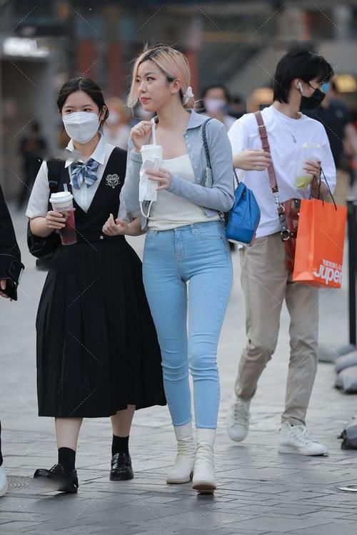 搭配|穿针织外套，搭配基础款浅蓝色牛仔裤，时尚又减龄！