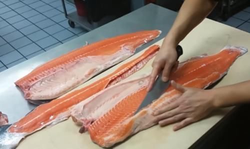 日本|日本“奇葩”饮食方式,米饭搭配着面条吃,网友不怕噎着吗