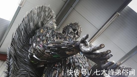 受害者|耗时2年用10万把杀人凶器打造刀天使，每把刀上刻有受害者名字！