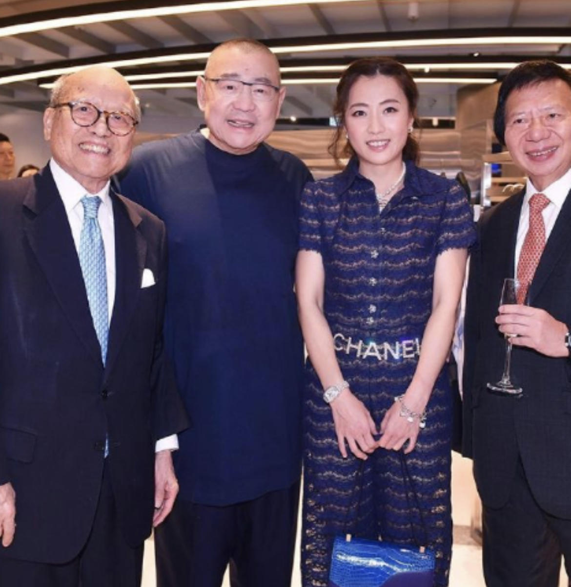 甘比|甘比这次穿对了,身穿一袭黑白色蕾丝拼接连衣裙亮相,优雅又大气