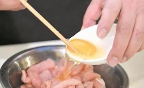 大厨告诉你:不管炒啥肉,别再用淀粉腌制,牢记这3点,鲜嫩入味