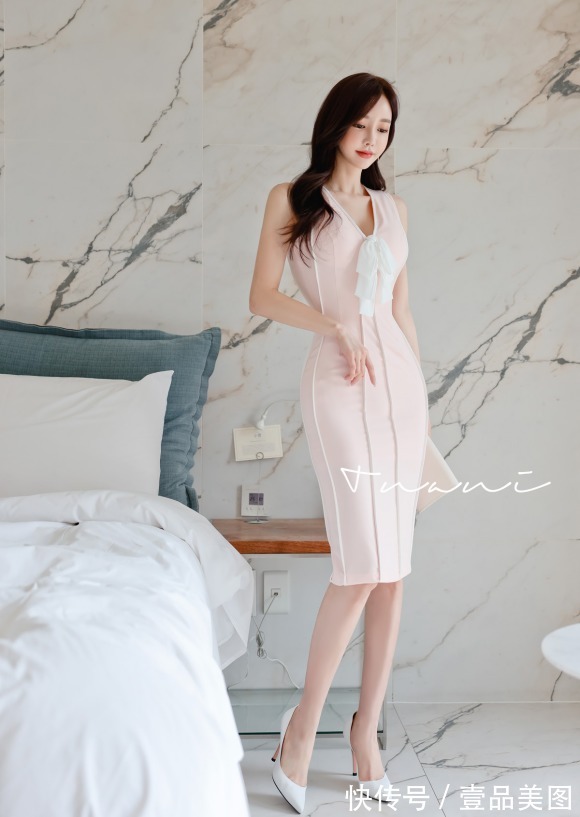 孙允珠|女神孙允珠时尚搭配:砂糖蜜雪月桂淡粉修身及膝裙