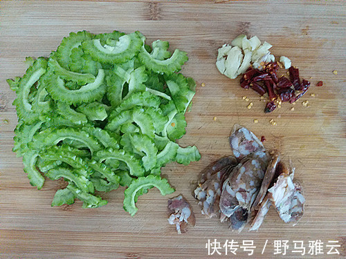 苦瓜新花样吃法,和此物一炒,才上桌全家抢着吃,比苦瓜炒鸡蛋香