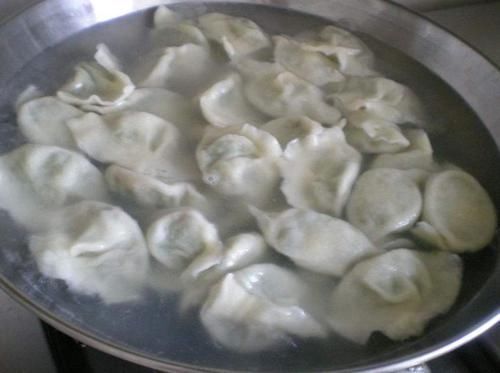 煮饺子,要不要盖锅盖多数人做错了,难怪饺子软糯不劲道还破皮