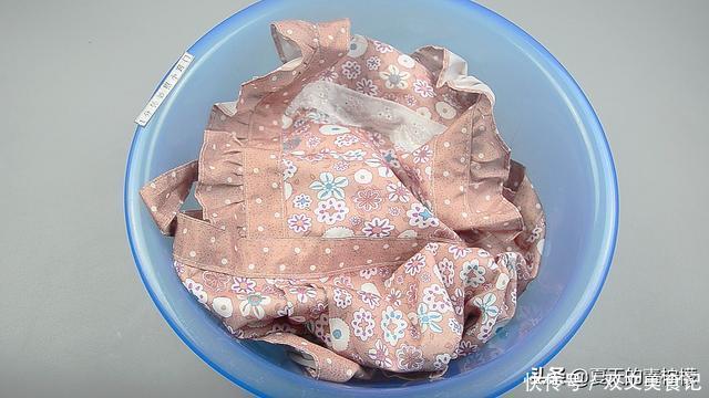 每次洗衣服前倒一碗,不管多脏的衣服,洗完后洁白如新,又学一招