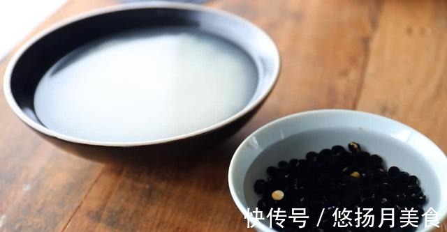 秋天早上喝一杯暖暖的米糊，营养全面，生津润燥！