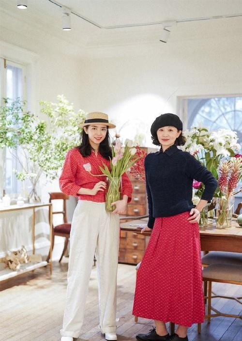 这对“神仙母女”初春穿搭太美，50岁妈妈照着穿，气质优雅更时髦