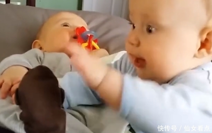 超级可爱|双胞胎兄弟抢玩具，弟弟抢不过哥哥，接下来，爸妈却哭笑不得