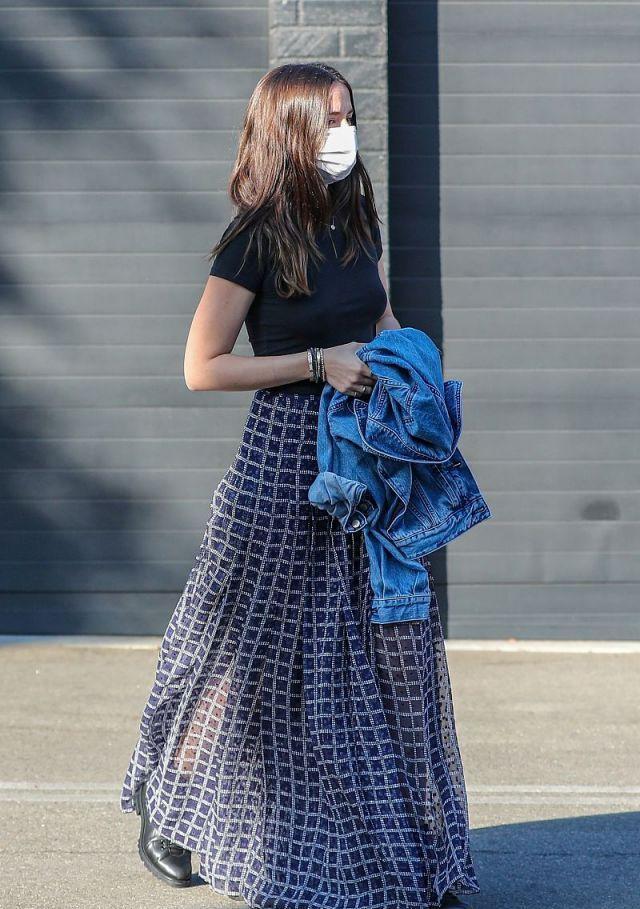 尽显|安娜德阿玛斯穿黑T恤搭格纹群尽显浪漫洒脱气质, 身段超迷人