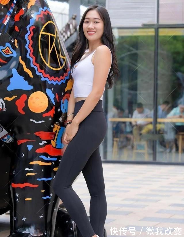 腰际 精致的印花瑜伽裤穿搭,换上了富有设计感的裙型,更显质感!