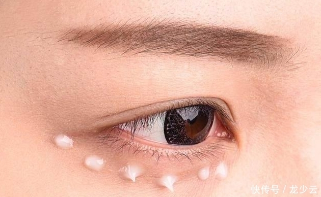 女人晚上护肤,再懒也别犯这4个错误,不仅白费功夫还伤害皮肤