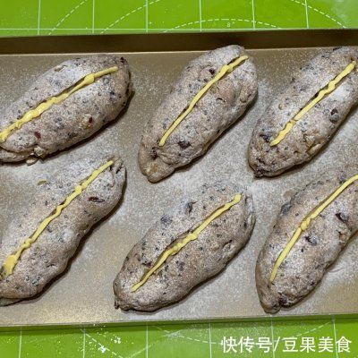 做好黑芝麻核桃蔓越莓软欧,有色有香又有味