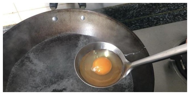 68岁奶奶;煮荷包蛋,万万不可直接下锅!这样做,鸡蛋完整没蛋