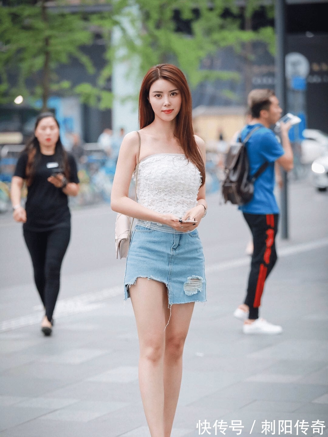 大长腿 衣服已经Hold不住你傲人的身材了