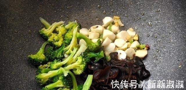 木耳炒鸡蛋|鸡蛋和这3样蔬菜一起炒，营养又低脂，入春后我家1周吃5次，太鲜了