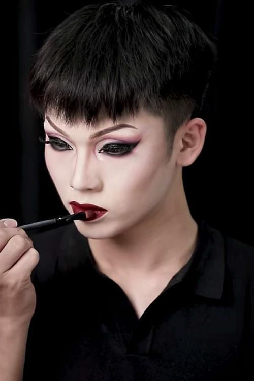 小伙子仿妆灰姑娘继母,开始化妆方法真是新鲜,最后真有两把刷子