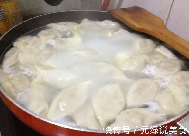 煮饺子别再傻傻的水开就下锅，多加“这一步”，饺子不破皮不粘锅