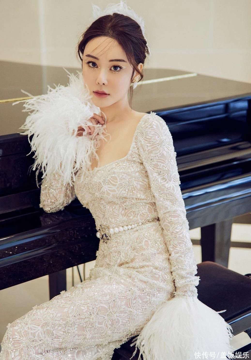 蔡天凤家境优越,身材,长相,气质等丝毫不输给女星,她年龄很小的时候就