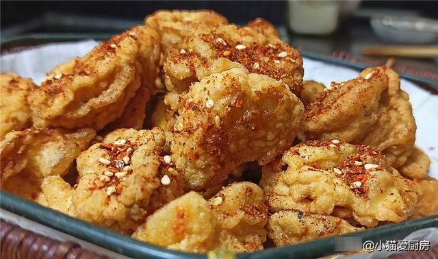 过节我家常吃椒盐杏鲍菇，5块钱做一盘，简单一炸，嚼着比肉香