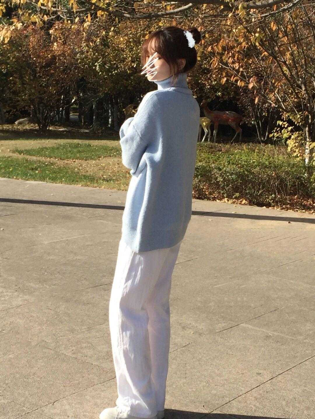 天蓝色 冬天室内穿搭千万别错过“蓝毛衣+白裤”,上身又美又仙,贼好看