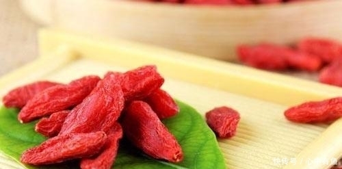 反而|枸杞每天吃多少才健康？营养师提醒：多吃反而伤身！