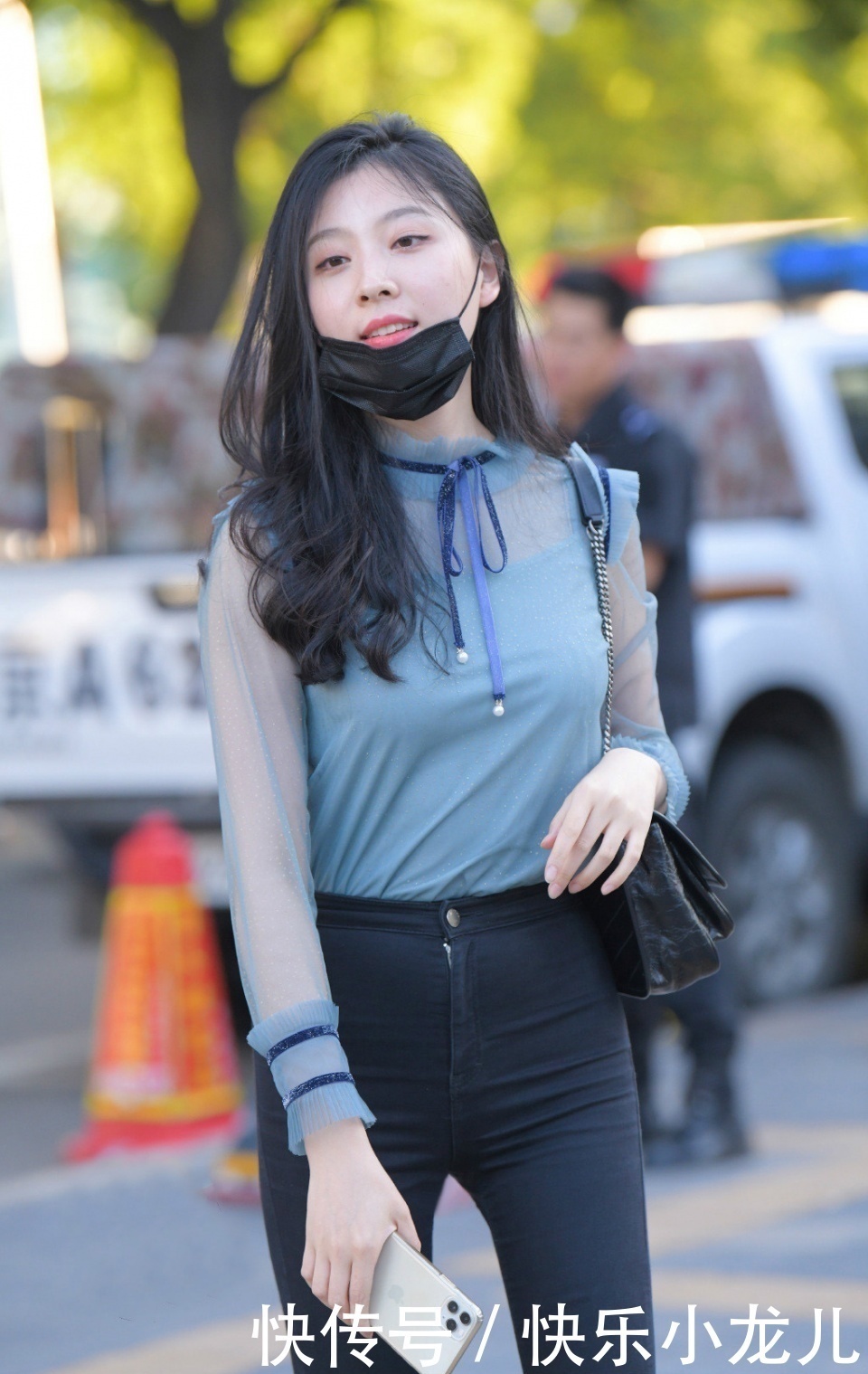 穿搭蓝色T恤搭配深色牛仔裤,时尚魅力无法阻挡