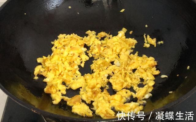 薄皮|玉米面不要做馒头了，加上这种蔬菜，教你做菜团子，薄皮大馅真香