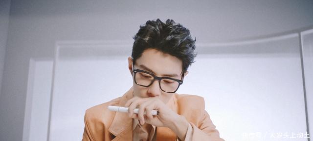 在电影院也可以看到肖战!单挑眉太撩了,