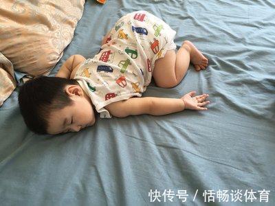 四肢|从孩子睡觉姿势,能看出其性格?第三种可能是在暗示他缺安全感了