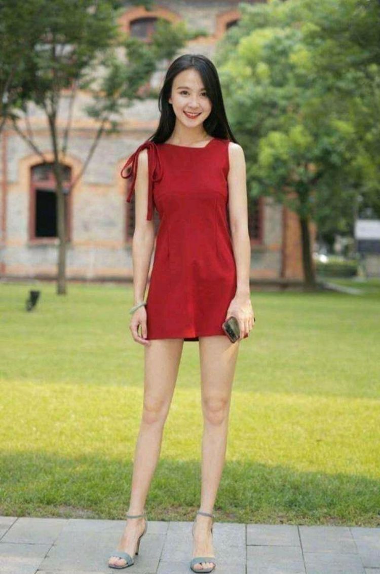 蕾丝|美女街拍:自信大方的小姐姐,飘逸薄纱上衣优雅又精致