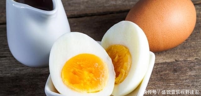 最好在温水锅中煮鸡蛋。记住2条提示。鸡蛋的味道很好,特别适合剥皮。
