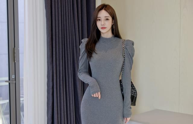 时尚穿搭孙允珠：宽肩竖纹针织百搭雅灰连衣裙