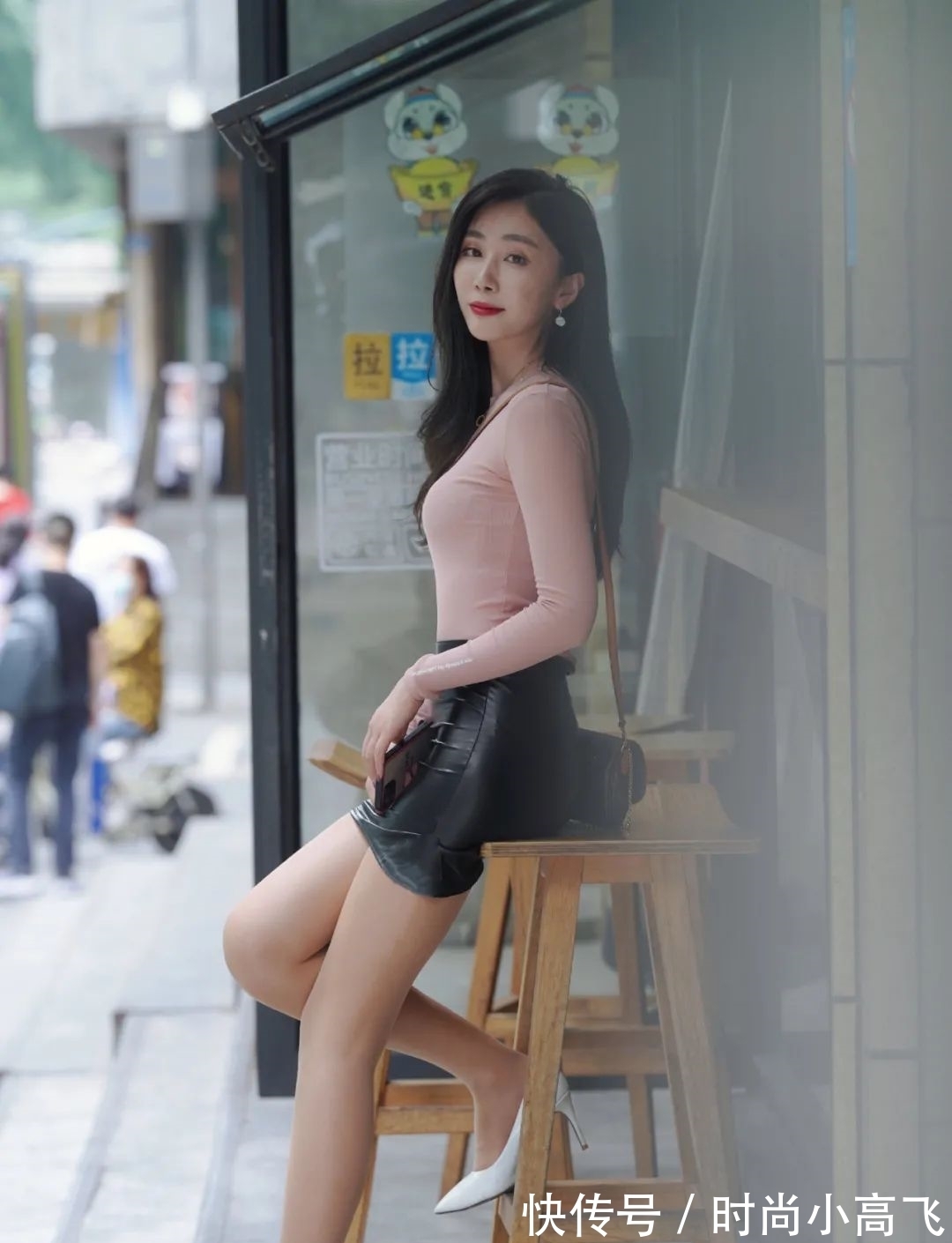 黑裙|街拍:穿黑裙的时尚女生,长发的女孩都好看